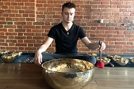 Вибрационно-акустический массаж тибетскими поющими чашами